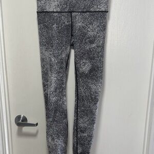 Lululemon Black and White Patterned Leggings size 8, 31 inch inseam.